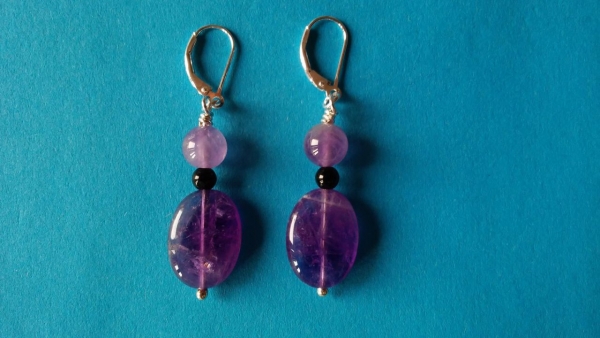 ohrringe mit amethyst und onyx-perlen in violett-schwarzer farbe-silber-brisuren