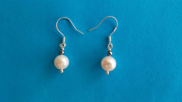 ohrringe mit perlen und silizium-perlen-die farbe ist weiß und grau-silber-ohrhaken