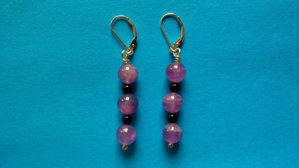ohrringe mit amethyst und onyx-perlen in violett-schwarzer farbe-silber-brisuren