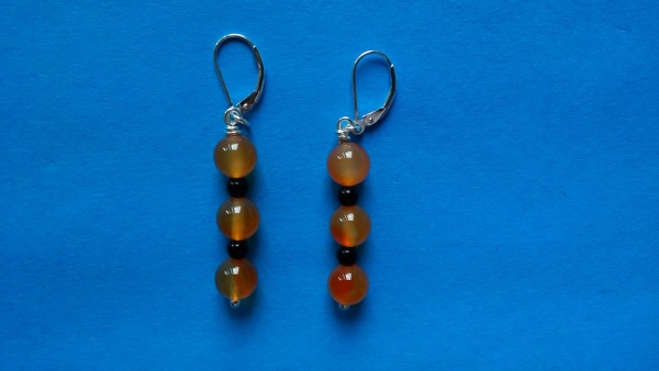 ohrringe mit karneol und onyx-perlen in rot-schwarzer farbe-silber-brisuren