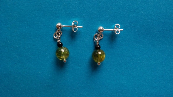 silver earrings-ear studs with peridot and onyx beads