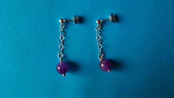 ohrringe mit violetten amethyst-perlen und kette-silber-ohrstecker