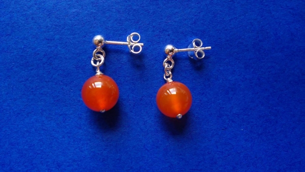 ohrringe mit roten karneol-perlen-silber-ohrstecker