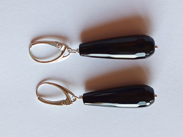 ohrringe mit onyx-tropfen in schwarzer farbe-silber-brisuren---