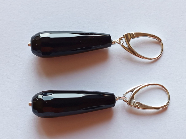 ohrringe mit onyx-tropfen in schwarzer farbe-silber-brisuren-