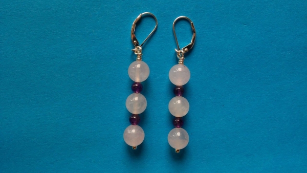 ohrringe mit rosenquarz und amethyst-perlen in rosa-violetter farbe-silber-brisuren