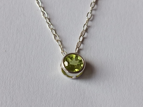 silver chain with green peridot pendant-anchor chain 45 cm--
